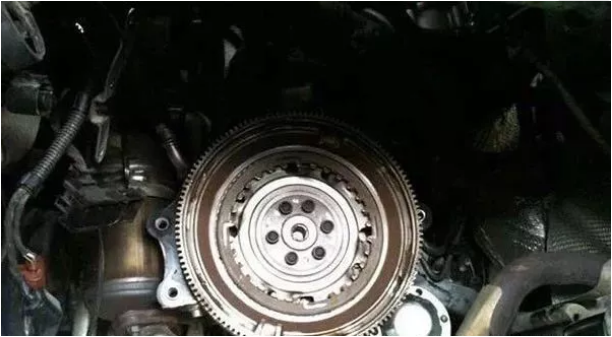當(dāng)大家在使用汽車(chē)的時(shí)候，感覺(jué)踩離合器的時(shí)候很吃力，即使踩了離合掛擋也會(huì)不平順，或者行車(chē)無(wú)力，發(fā)動(dòng)機(jī)轉(zhuǎn)速上去了而車(chē)速起不來(lái)等等這些問(wèn)題，那就是我們常見(jiàn)的離合器問(wèn)題。